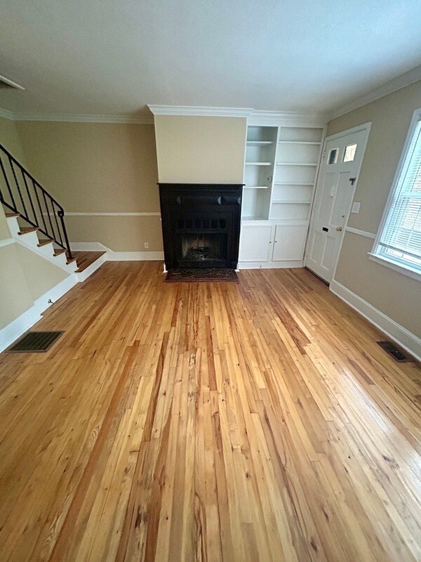 Building Photo - 204 N Laurel Ave