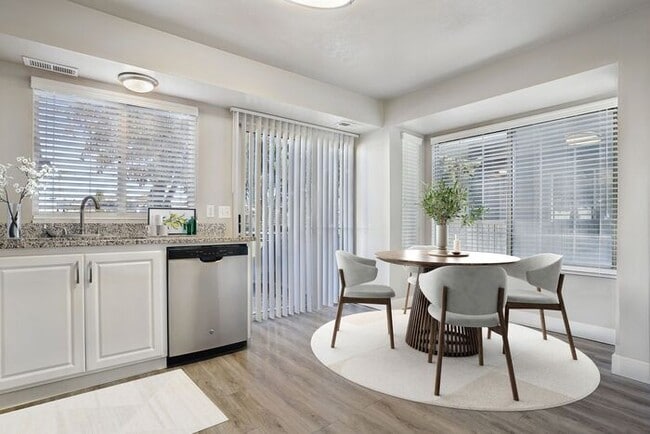 Building Photo - Spacious 2 Bed 1.5 Bath Townhome in Murray! $500 Amazon Gift Card!