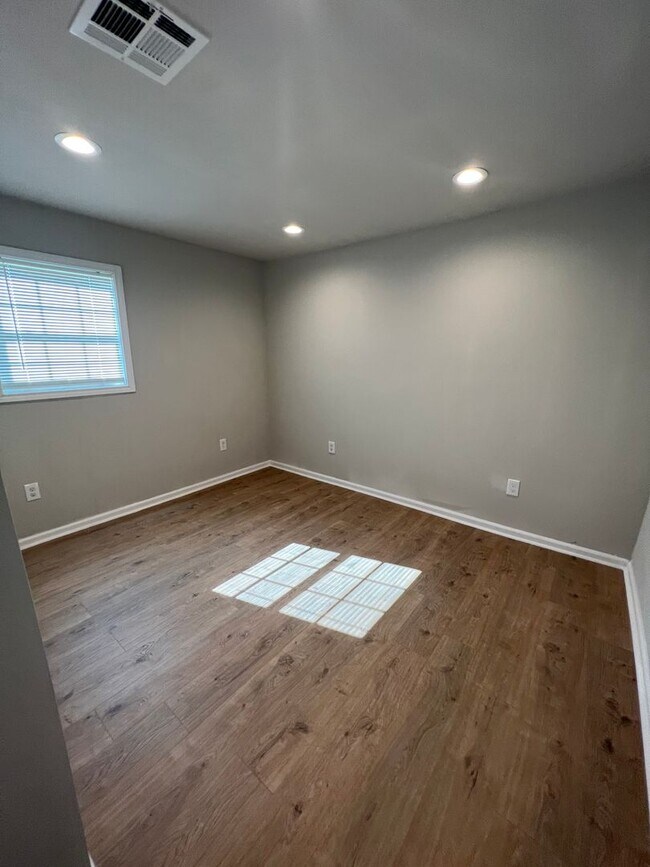 Building Photo - Renovated 2 Bed 2 Bath Lake Charles