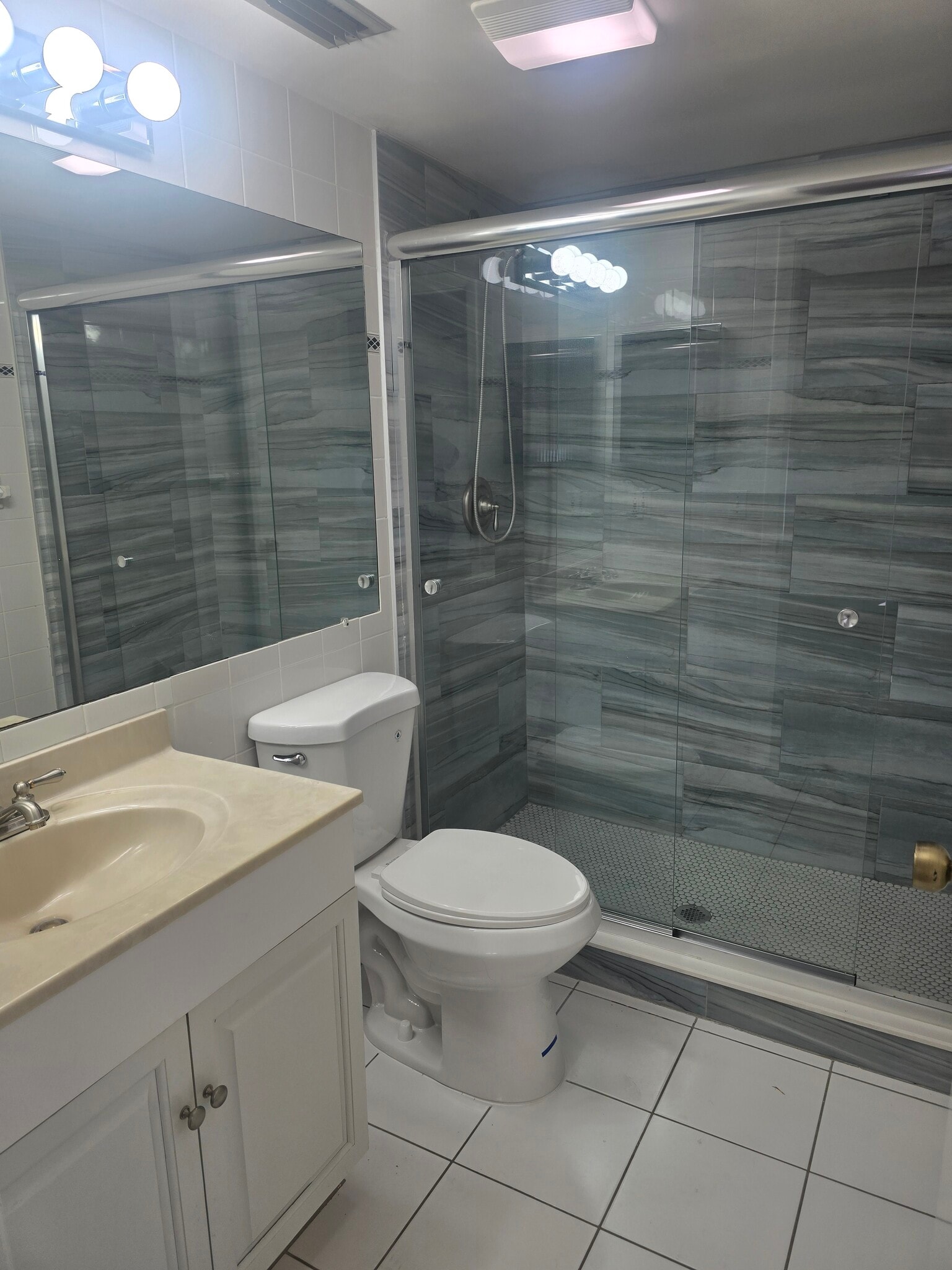 Building Photo - 1455 SW Silver Pine Way