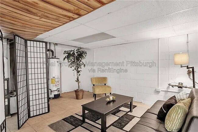 Building Photo - 1307 Universal Rd