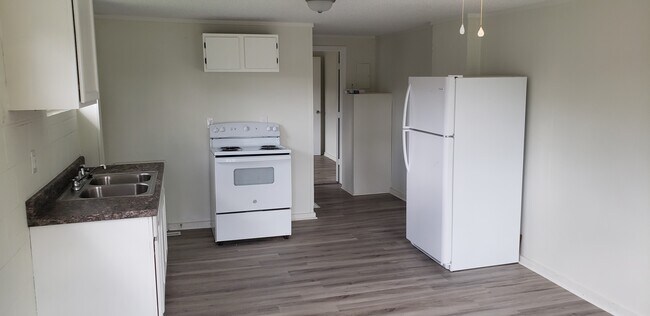 Building Photo - 905 Douglas Dr