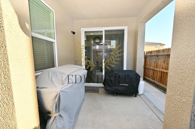 Building Photo - 893 Fir St W