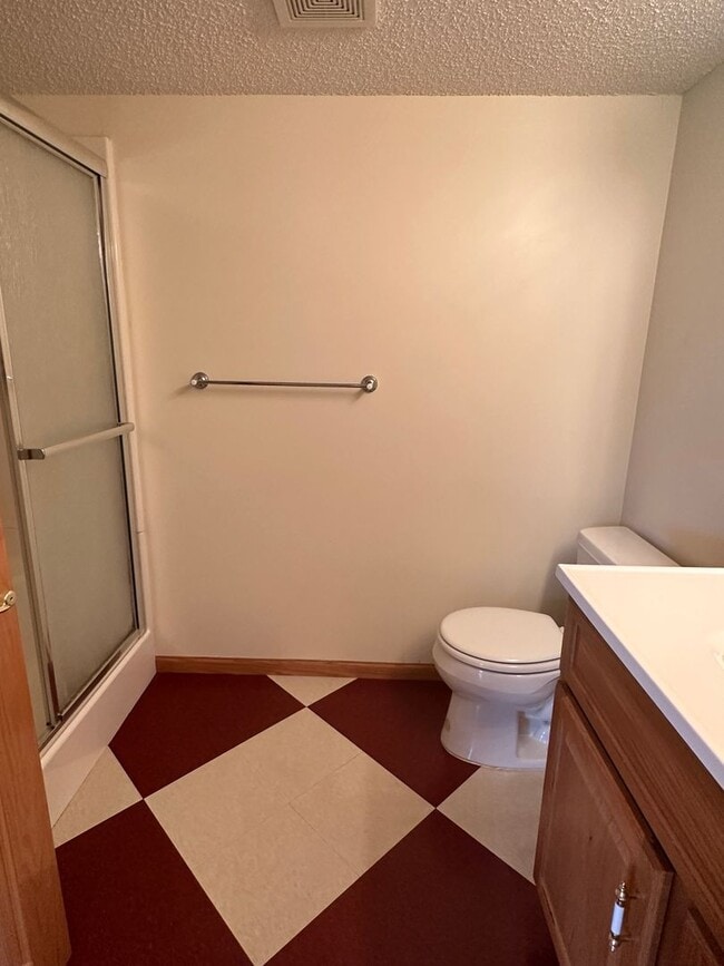 Building Photo - Spacious Single Family Home, Fireplace, 3....