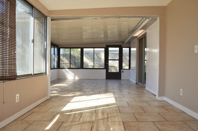 Building Photo - Beautiful 3 bedroom / 2 bath available!