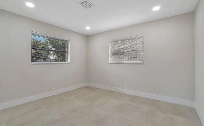 Building Photo - 219 SE 13th St