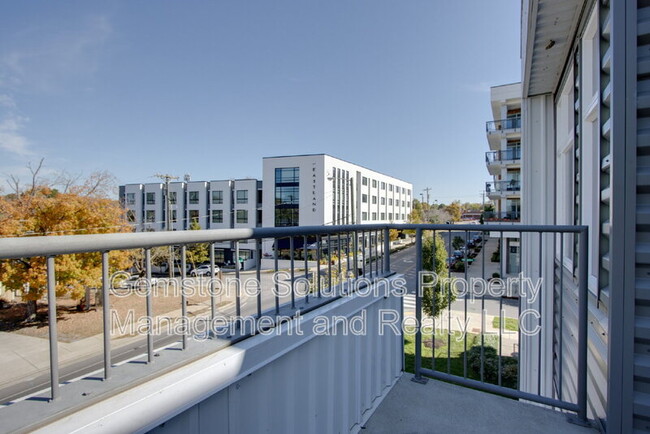 Building Photo - 1028 W Eastland Ave