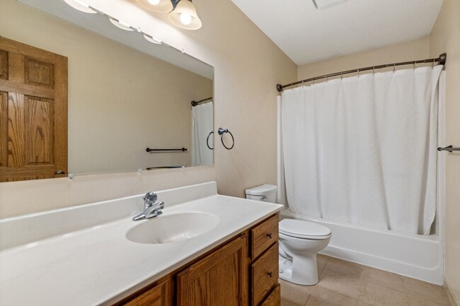 Building Photo - 3704 Meadowbrook Dr