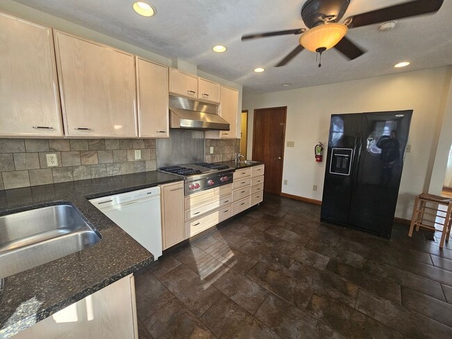 Building Photo - 120 Luther Ave