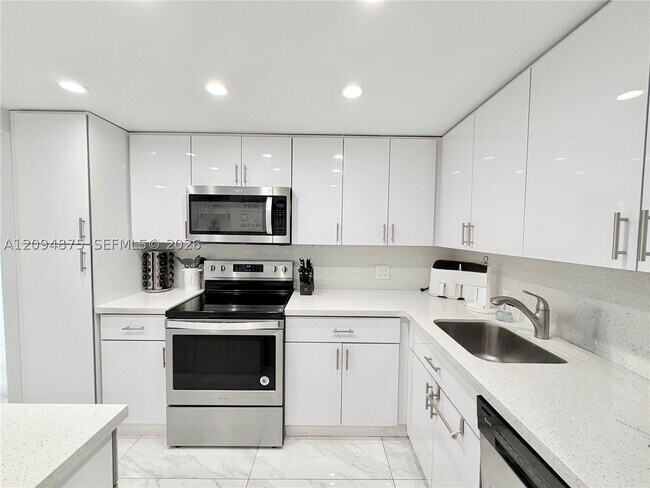Building Photo - 2201 S Ocean Dr