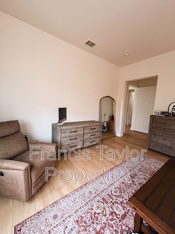 Building Photo - 27027 Sunningdale Way