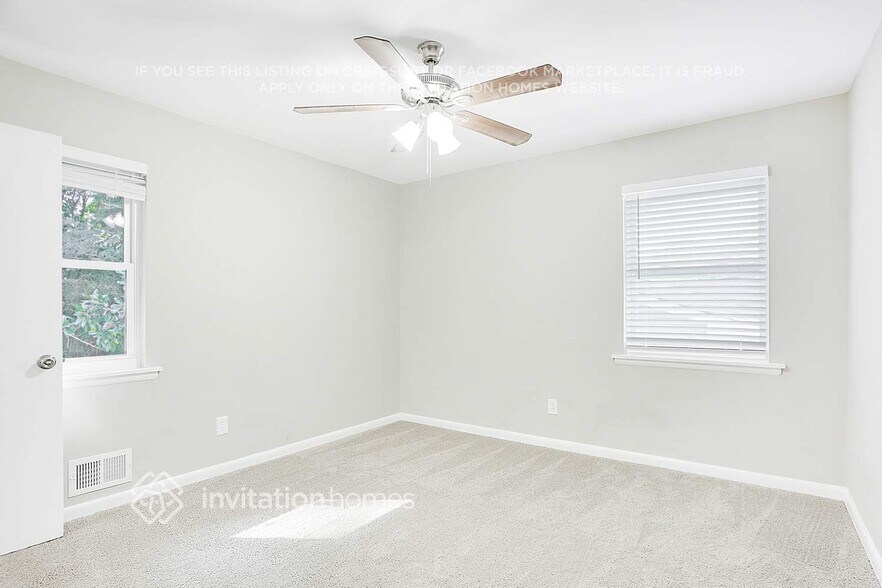 Building Photo - 2434 Shamrock Dr