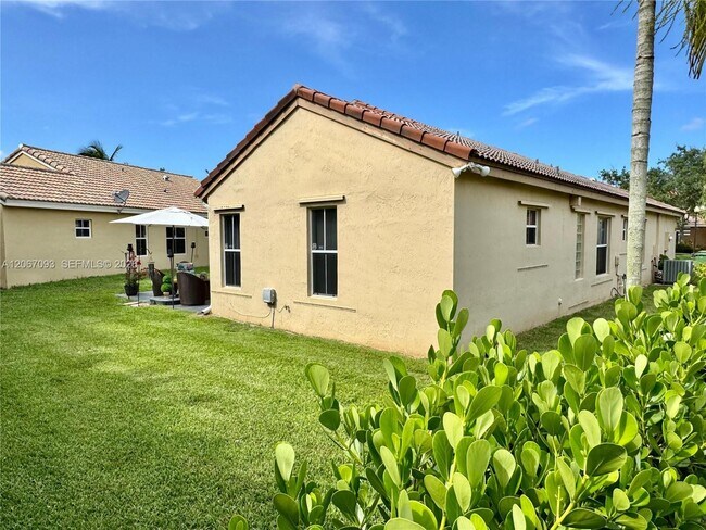 Building Photo - 825 Falling Water Rd
