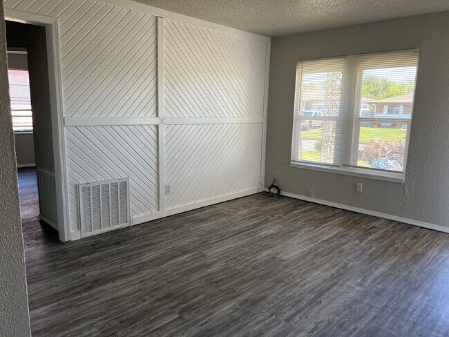 Building Photo - 605 SE 72nd St