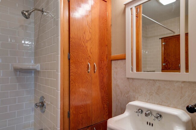 Building Photo - Country House in the Rock Creek School Dis...