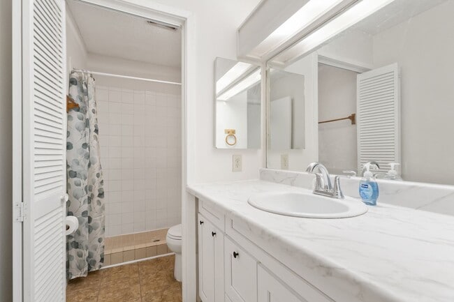 Building Photo - 3 Bedroom/2 Bath Camelot II Subdivision