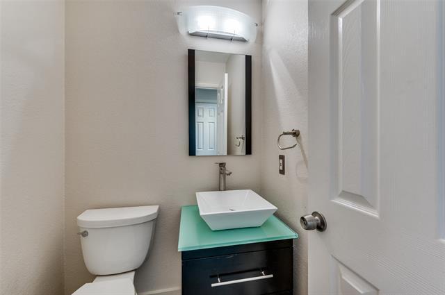 Building Photo - 3141 Riverside Dr