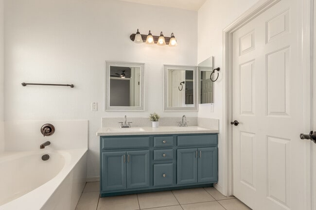 Building Photo - 1562 W Alder Rd