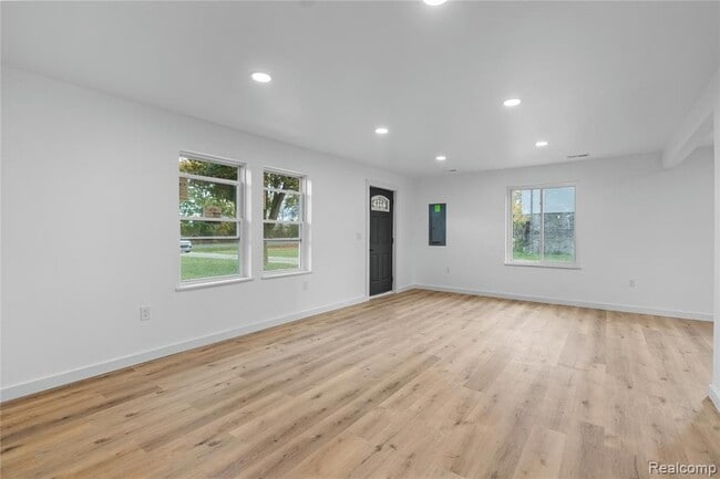 Building Photo - 1445 N Seymour Rd