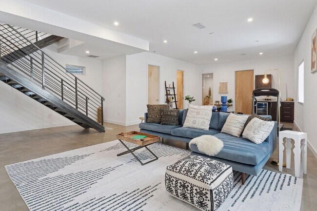 Building Photo - Spacious 5-Bed / 4-Bath home in LoHi for rent