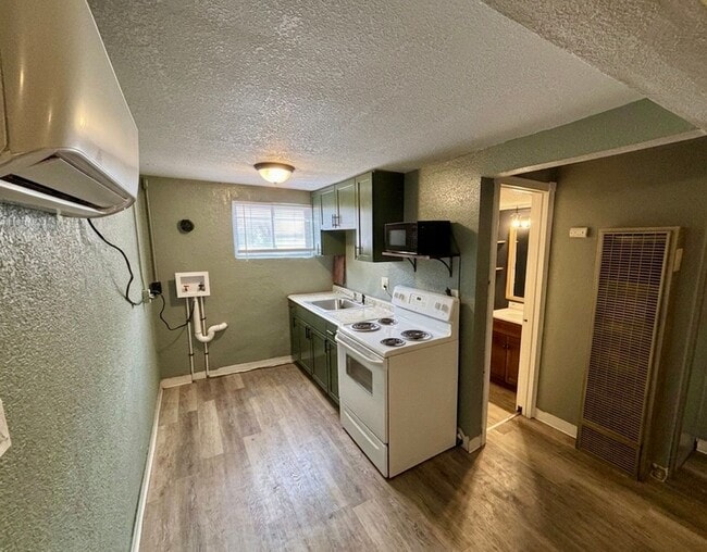 Building Photo - Updated 1 Bed 1 Bath in Central MHK