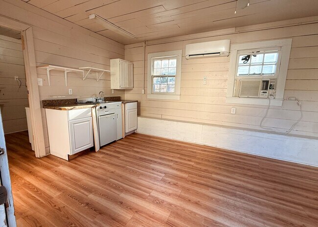 Building Photo - Studio in Main Town • All Utilities Included • Batesville