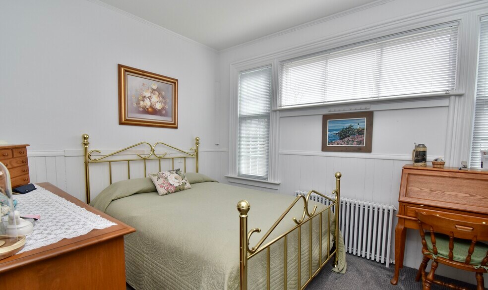 Building Photo - 4 Elm St