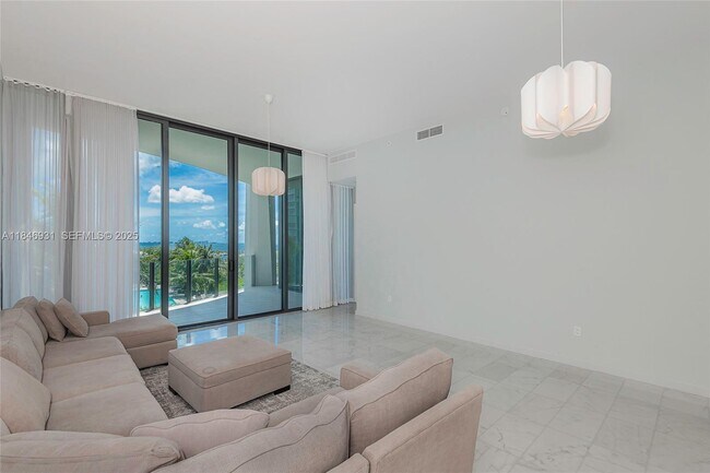 Building Photo - 2821 S Bayshore Dr