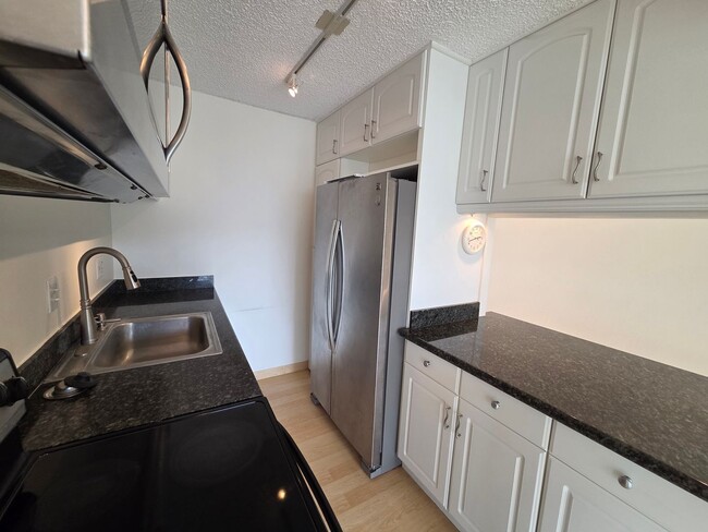 Building Photo - Conveniently located 1 bedroom, 1 bath & 1 parking in Punchbowl
