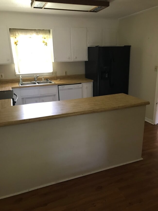 Building Photo - Great home with lots of extras!