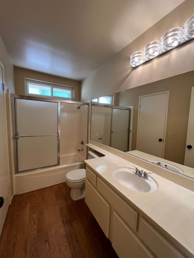Building Photo - Lake Forest House with 4 bed 2 bath plus loft