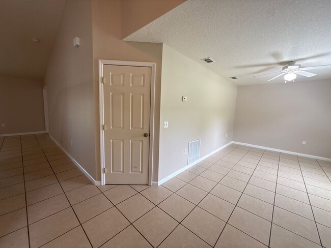 Building Photo - SILVER SPRINGS SHORES 3/2/2