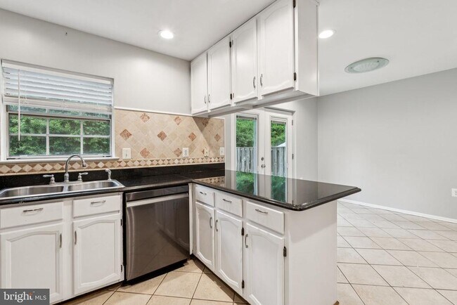 Building Photo - 5790 Burke Towne Ct