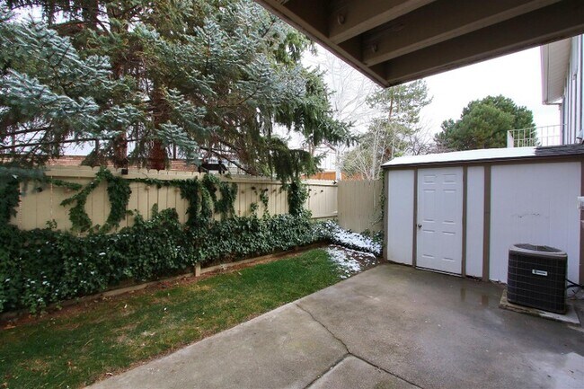 Building Photo - 1979 Parkridge Dr