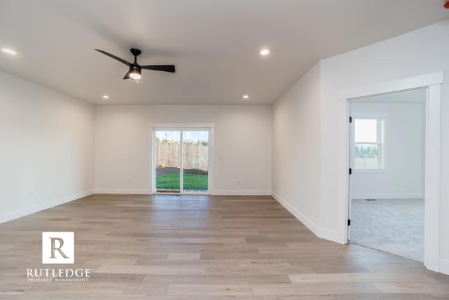 Building Photo - East Medford Cedar Links Living