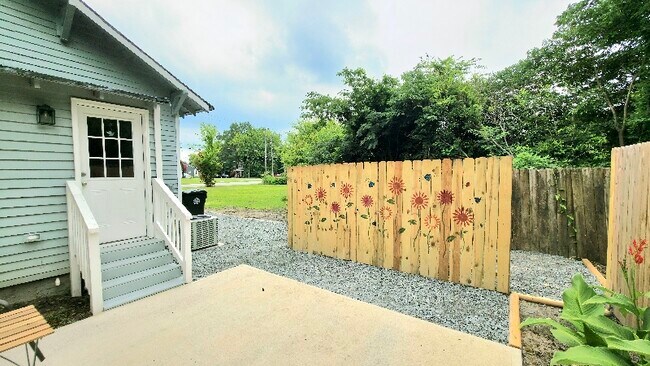 Building Photo - 309 S John St