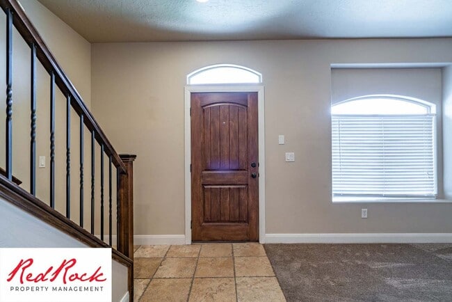 Building Photo - Beautiful Southgate Townhome!