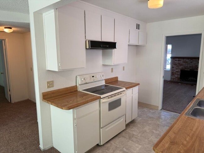 Building Photo - 990/992 JUSTIN DUPLEX