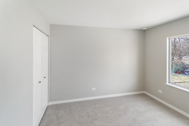 Building Photo - 18200 Fountainbleau Dr