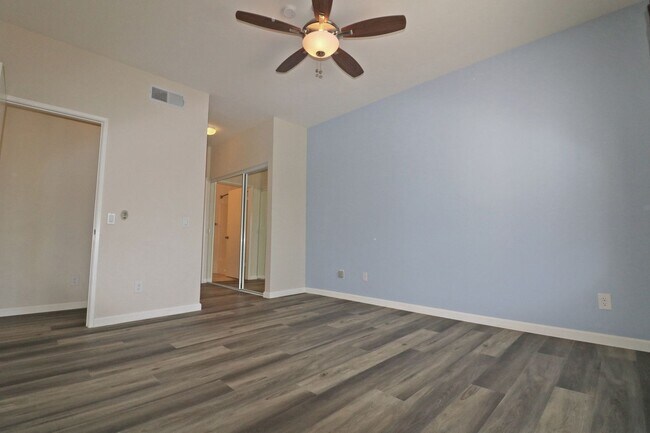 Building Photo - Mission Valley condo (River Colony) with balcony!  Central heat/ air. Gated garage parking. Pool/...