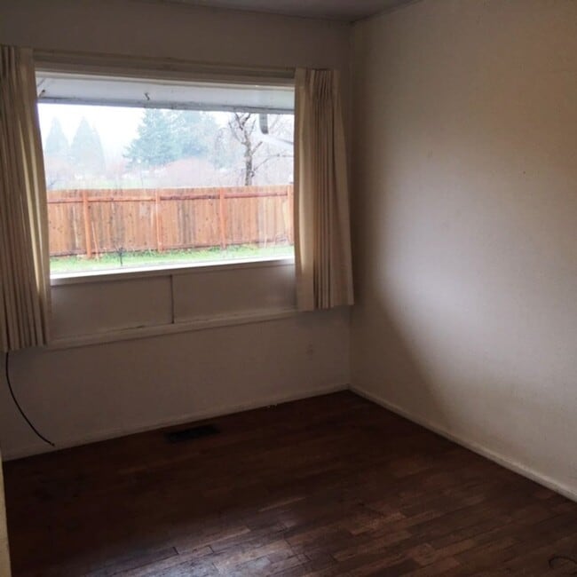 Building Photo - 3+ Bdrm in Quiet Neighborhood w/Lots of Natural Light