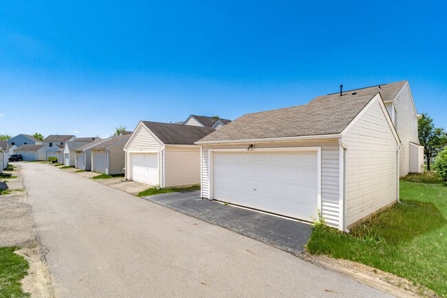 Building Photo - Spacious South Side Home with Garage!