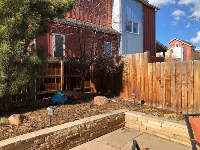 Building Photo - Stunning 3 bed, 3 bath in Holiday Neighborhood! Available July 5th!