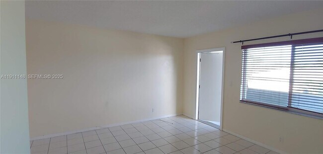 Building Photo - 1400 NE 54th St