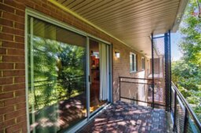 Building Photo - Fabulous 2BR/1BA Top Floor Condo in Grosve...