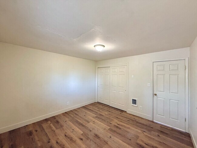 Building Photo - 285 N 300 W