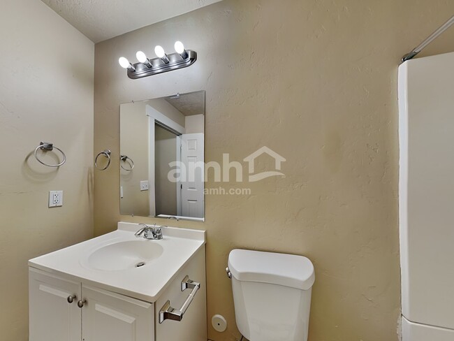 Building Photo - 5003 W Diamondback Dr