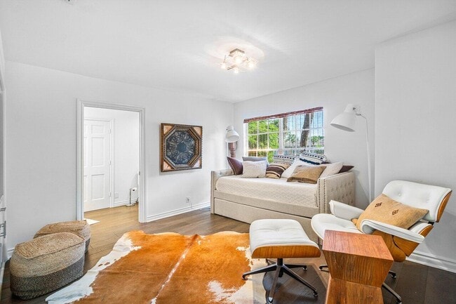 Building Photo - 11823 Pebblewood Dr