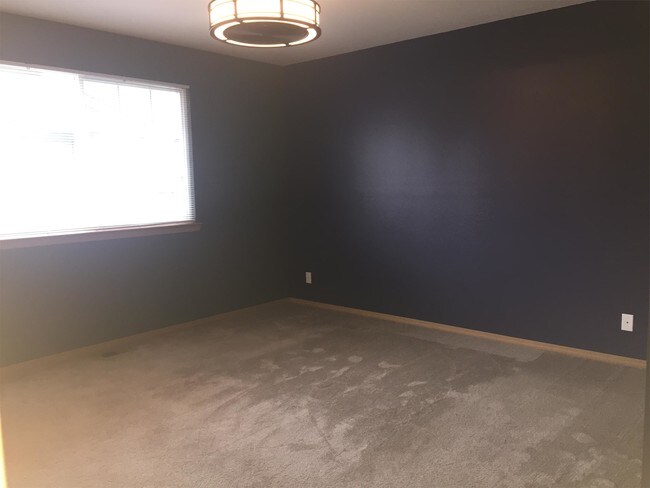 Building Photo - 915 E Galena St