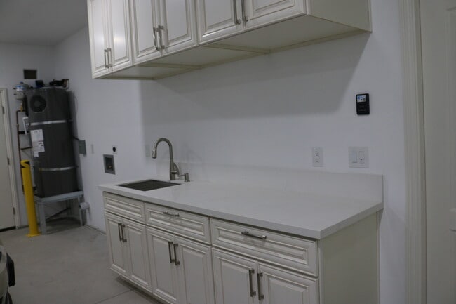 Building Photo - 15924 Plum Ct